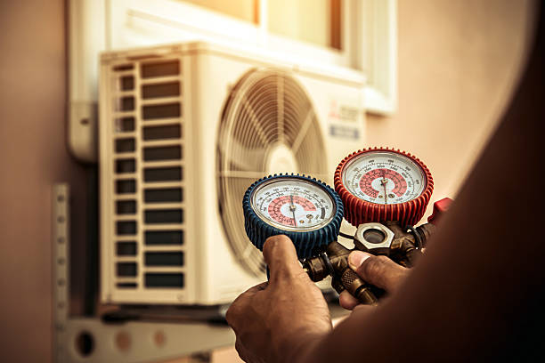 Professional Hvac Maintenance technician working in Roselle, IL